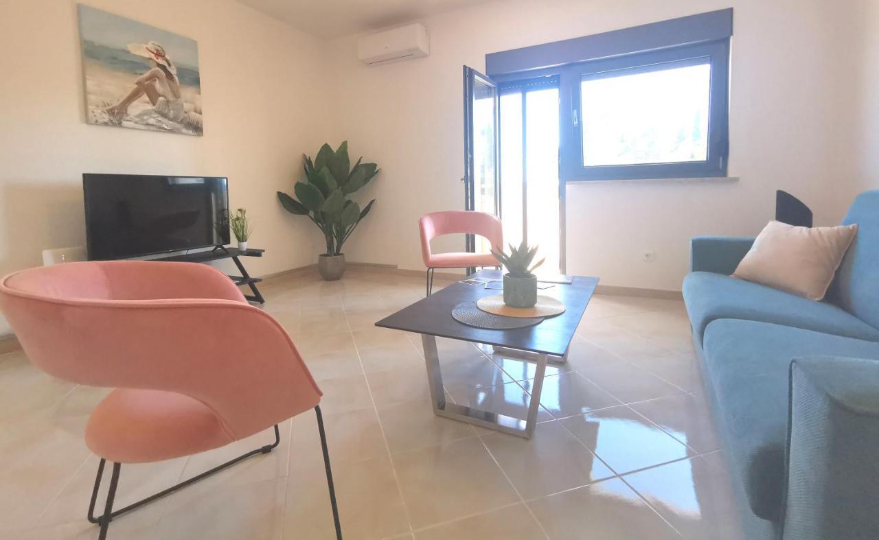 Apartment Pineta With Terrace & Park Wood View 普拉 外观 照片
